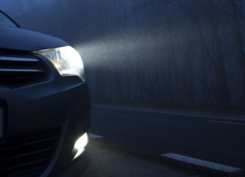 Bí quyết lái xe an toàn trong thời tiết sương mù - Ảnh 1