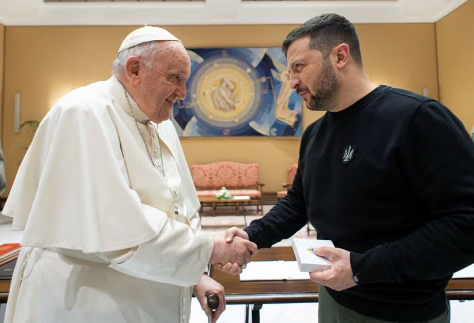 Gi&aacute;o ho&agrave;ng Francis bắt tay Tổng thống Ukraine Volodymyr Zelensky, tại Vatican, ng&agrave;y 13 th&aacute;ng 5 năm 2023. Ảnh: Reuters
