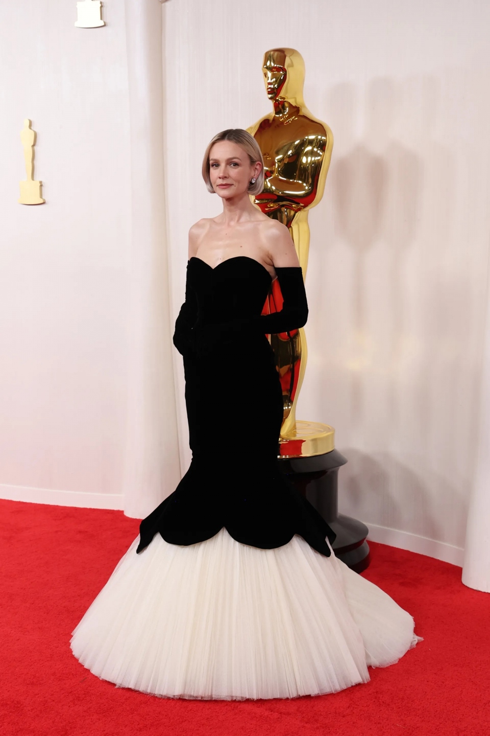 Carey Mulligan c&aacute; t&iacute;nh với đầm đen trắng của Balenciaga