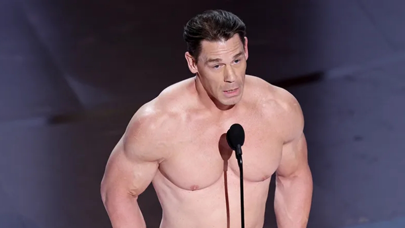 John Cena khoe cơ bắp tr&ecirc;n s&acirc;n khấu Oscar 2024. Ảnh: Rich Polk