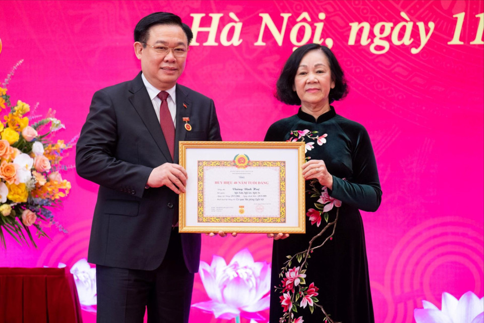 Thường trực Ban B&iacute; thư, Trưởng ban Tổ chức Trung ương Trương Thị Mai trao Huy hiệu 40 năm tuổi Đảng tặng Chủ tịch Quốc hội Vương Đ&igrave;nh Huệ.