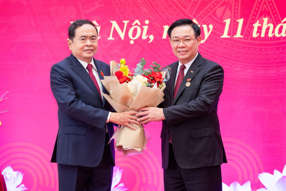 Ph&oacute; Chủ tịch Thường trực Quốc hội Trần Thanh Mẫn tặng hoa ch&uacute;c mừng đồng ch&iacute; Vương Đ&igrave;nh Huệ.