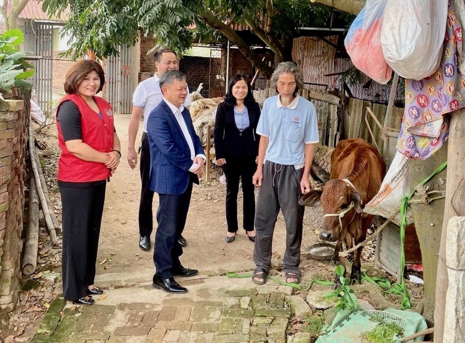 &Ocirc;ng Nguyễn Duy Y&ecirc;n ở x&atilde; Xu&acirc;n Giang b&ecirc;n con b&ograve; sinh sản mới được trao tặng.