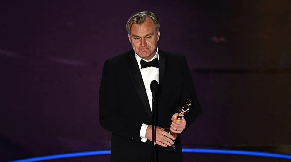 Đạo diễn Christopher Nolan nhận giải thưởng tại Lễ trao giải Oscar. Ảnh: The Hollywood Reporter.