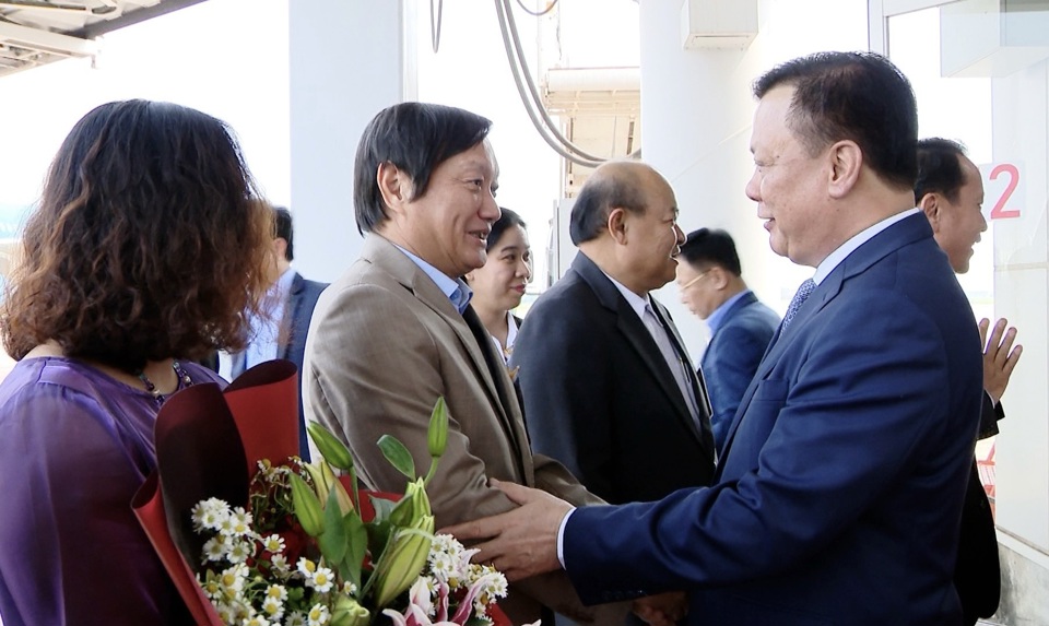 Đại sứ Việt Nam tại L&agrave;o Nguyễn B&aacute; H&ugrave;ng đ&oacute;n Đo&agrave;n tại s&acirc;n bay Wattay.