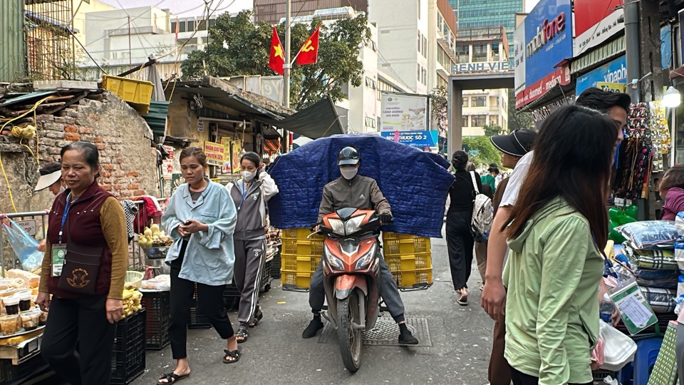 C&aacute;c tiểu thương b&agrave;y b&aacute;n h&agrave;ng h&oacute;a xuống l&ograve;ng đường tại ng&otilde; 4 phố Phương Mai, quận Đống Đa.