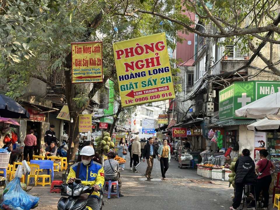 C&aacute;c h&agrave;ng qu&aacute;n lấn chiểm l&ograve;ng lề đường l&agrave;m nơi kinh doanh