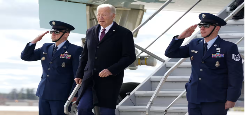 Tổng thống Joe Biden đ&aacute;p chuyến bay xuống bang New Hampshire. Ảnh: Nikkei Asia