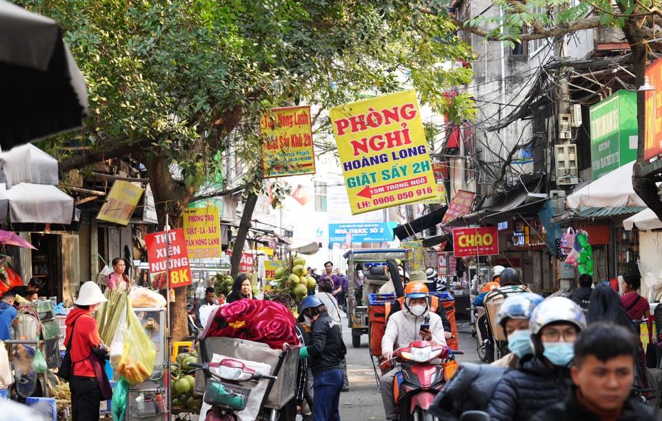 Phố Phương Mai "nhếch nh&aacute;c" với la liệt h&agrave;ng qu&aacute;n bủa v&acirc;y.