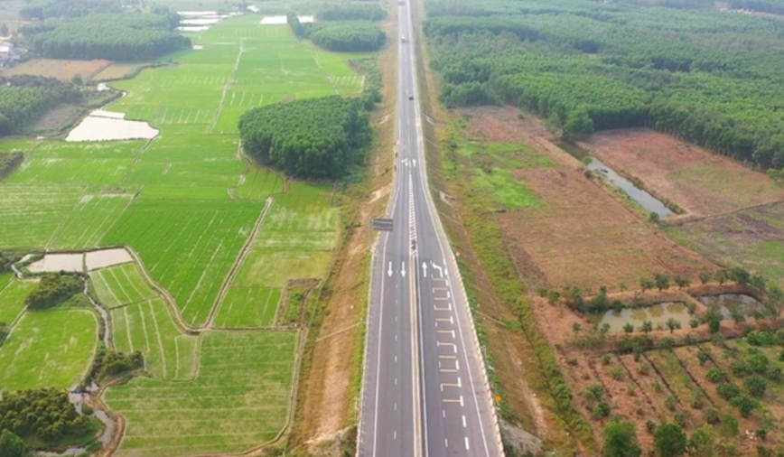 Đoạn thắt cổ chai Km48+200 thuộc tuyến cao tốc Cam Lộ - La Sơn, nơi xảy ra vụ tai nạn ng&agrave;y 18/2. Ảnh Vi Thảo