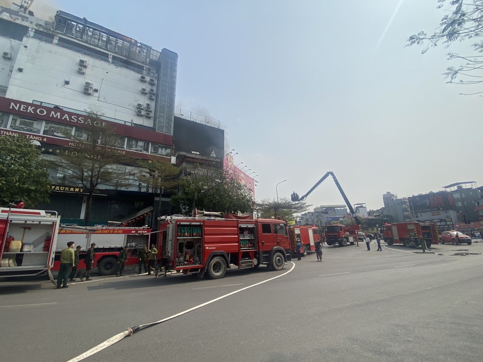 Cháy lớn tại tòa nhà ở Ô Chợ Dừa, cột khói bốc nghi ngút - Ảnh 2