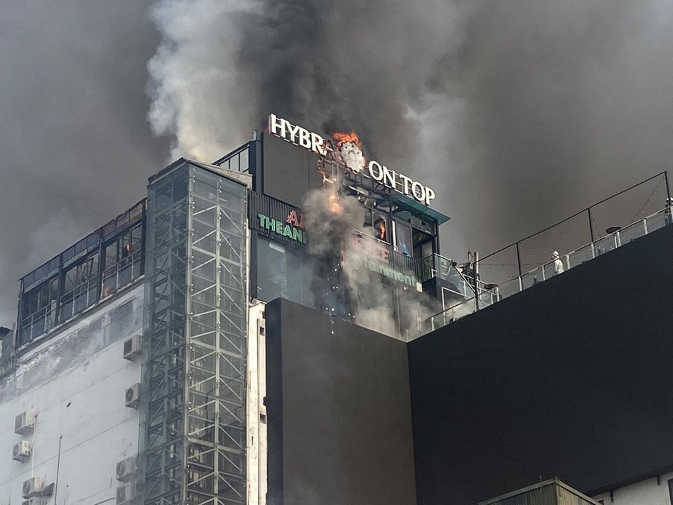 Cháy lớn tại tòa nhà ở Ô Chợ Dừa, cột khói bốc nghi ngút - Ảnh 1