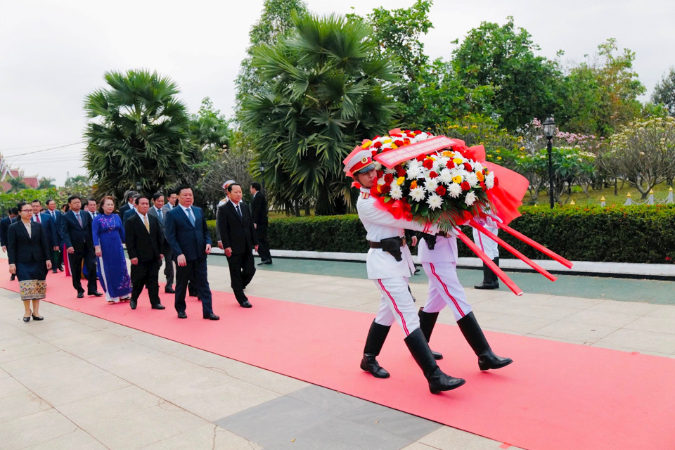 Đoàn đại biểu cấp cao TP Hà Nội dâng hương tại Đài tưởng niệm liệt sĩ vô danh Lào - Ảnh 1