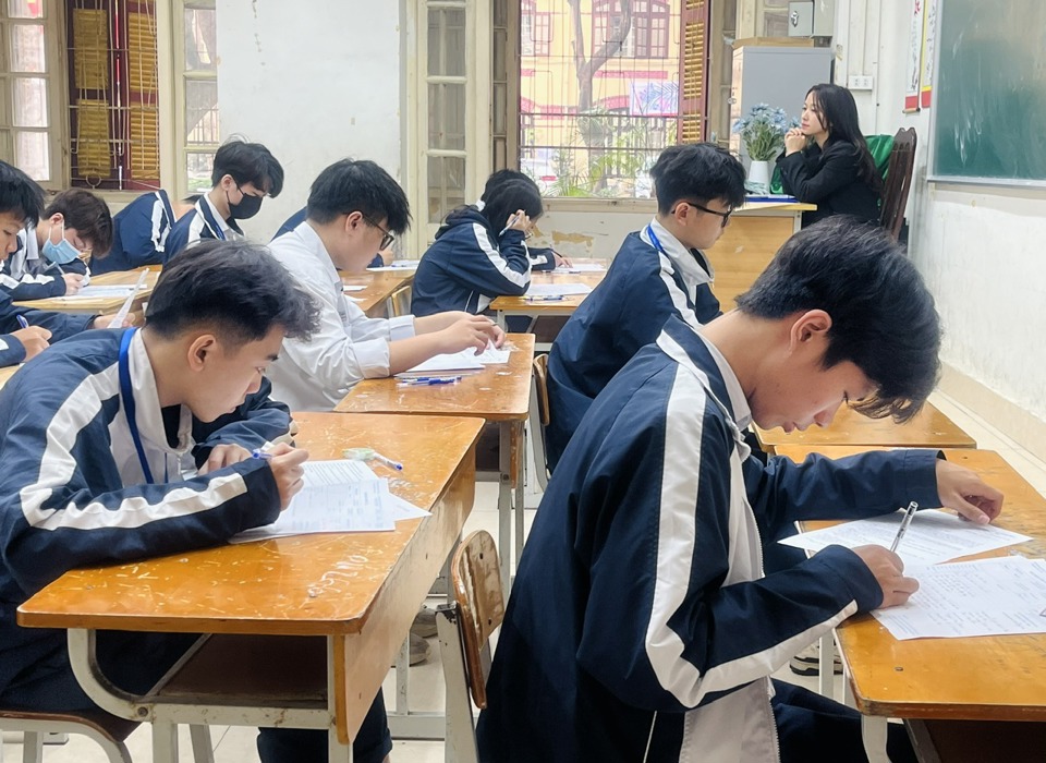 Học sinh lớp 11 Trường THPT Trần Phú - Hoàn Kiếm tham gia làm bài khảo sát (Ảnh: Nam Du)