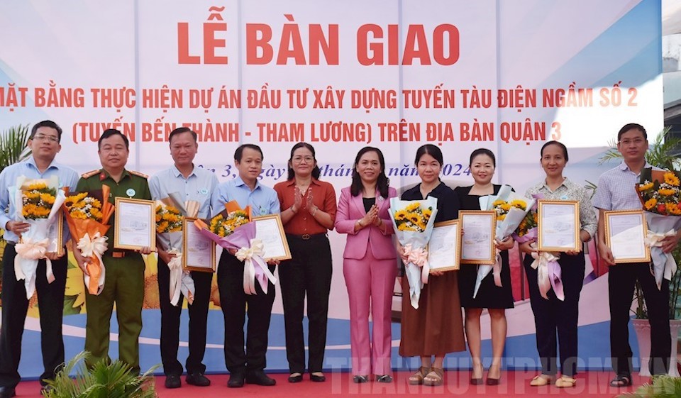 L&atilde;nh đạo quận 3 tặng hoa tri &acirc;n c&aacute;c đơn vị, c&aacute; nh&acirc;n b&agrave;n giao mặt bằng phục vụ thực hiện Dự &aacute;n tuyến metro số 2