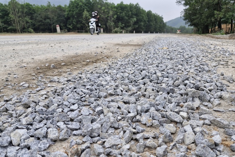 Đ&aacute; x&acirc;y dựng rơi xuống dọc đường ven biển g&acirc;y mất an to&agrave;n cho người v&agrave; phương tiện qua lại