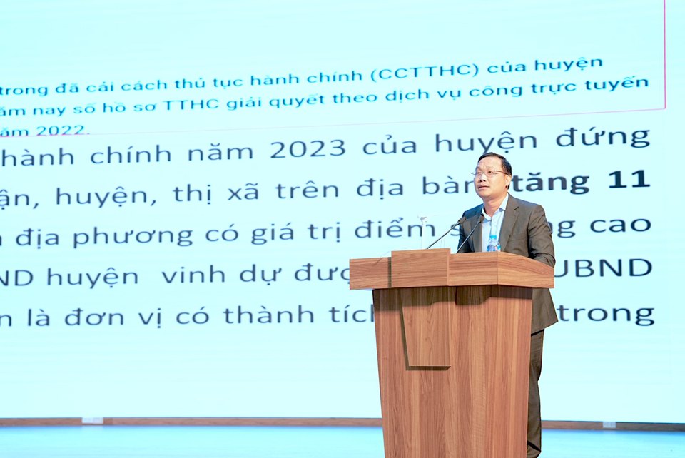 Chủ tịch UBND huyện Ứng Ho&agrave; Nguyễn Tiến Thiết ph&aacute;t biểu tại Hội nghị. Ảnh: Lại Tấn