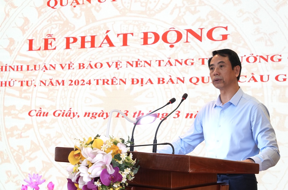 Ph&oacute; B&iacute; thư Thường trực Quận uỷ Cầu Giấy Nguyễn Văn Chiến ph&aacute;t biểu tại lễ ph&aacute;t động cuộc thi.