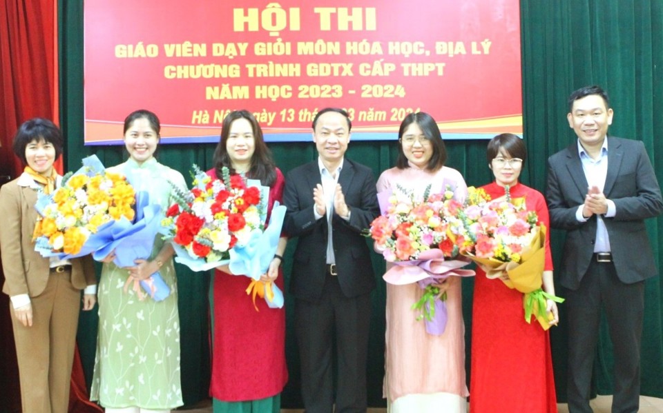 Đại diện lãnh đạo Sở GD&ĐT Hà Nội chúc mừng các thầy cô tham dự Hội thi