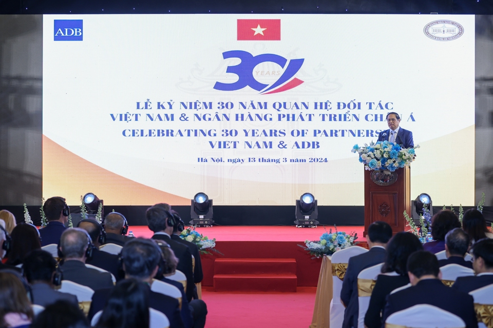 Thủ tướng mong ADB tiếp tục hỗ trợ Việt Nam về nguồn vốn, c&ocirc;ng nghệ, x&acirc;y dựng thể chế, n&acirc;ng cao năng lực quản trị, đ&agrave;o tạo nh&acirc;n lực, tư vấn ch&iacute;nh s&aacute;ch... - Ảnh: VGP/Nhật Bắc