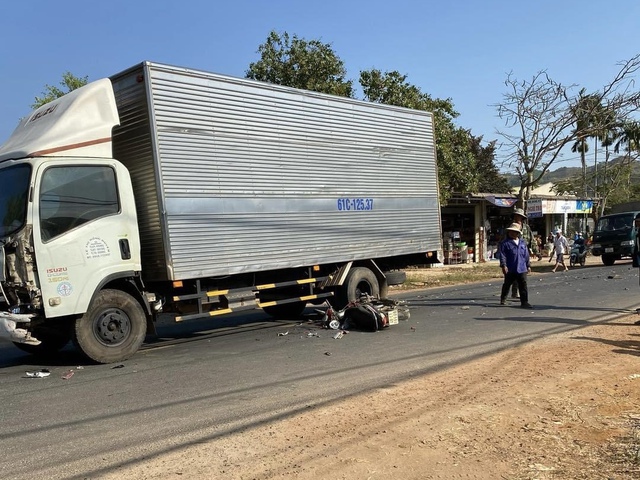 Hiện trường vụ tai nạn tại quốc lộ 28 ở Đắk N&ocirc;ng.