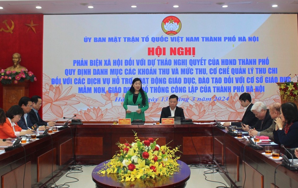 Chủ tịch Ủy ban MTTQ Việt Nam TP H&agrave; Nội Nguyễn Lan Hương chủ tr&igrave; Hội nghị phản biện x&atilde; hội