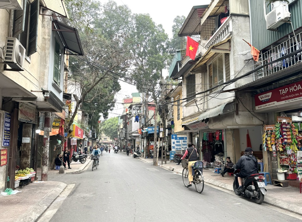 Đường phố khu vực chợ Nam Đồng sau khi ra qu&acirc;n đ&atilde; gọn g&agrave;ng, sạch sẽ hơn.