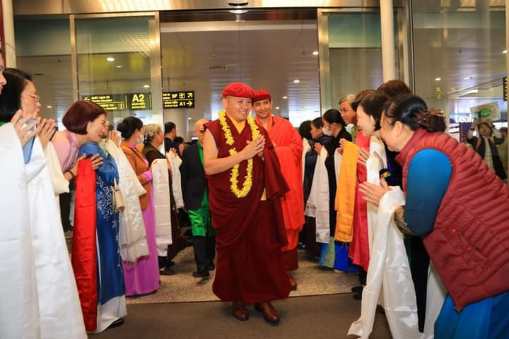 S&aacute;ng 8/3, Phật tử cung đ&oacute;n Đức H.E Thuksey Rinoche - Truyền thừa Drukpa tại s&acirc;n bay Nội B&agrave;i, H&agrave; Nội.