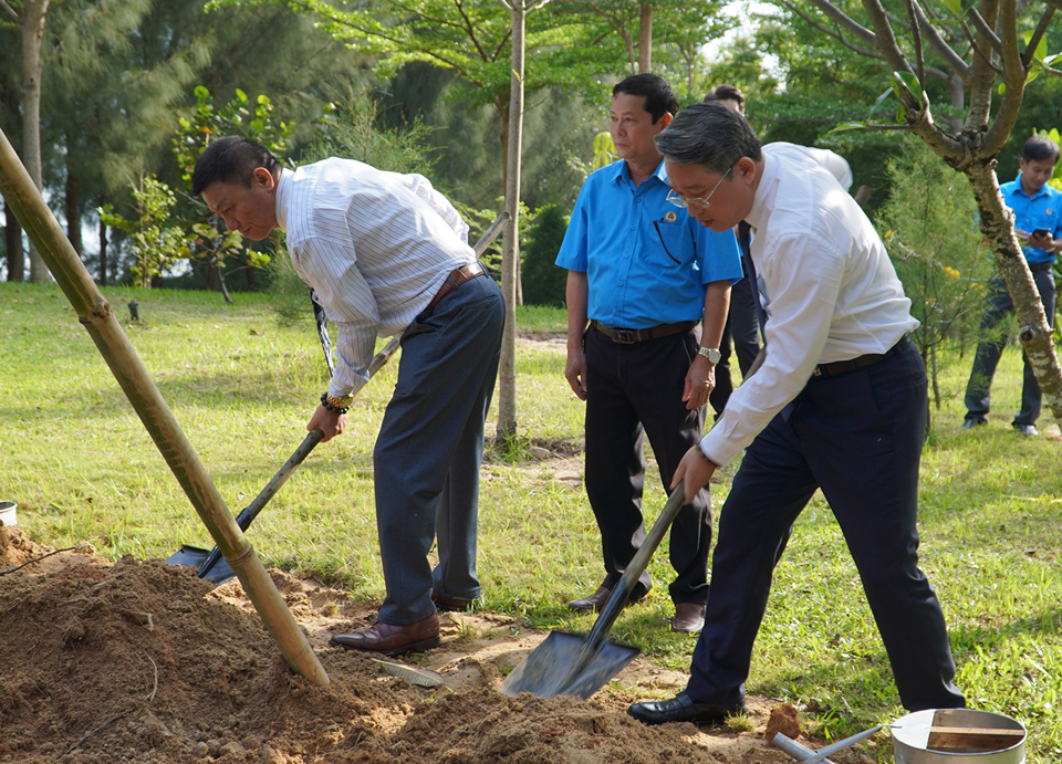 &nbsp;Dịp n&agrave;y đo&agrave;n đ&atilde; trồng c&acirc;y lưu niệm tại khu vực C&ocirc;ng vi&ecirc;n H&ograve;a B&igrave;nh của Khu tưởng niệm.