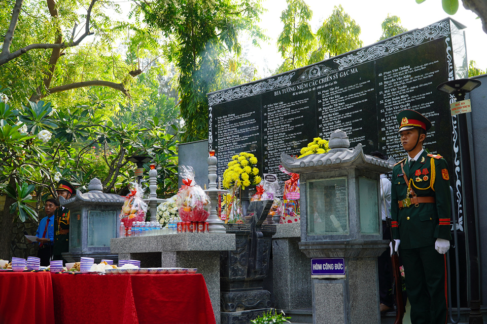 Sau đ&oacute;, đo&agrave;n xuống khu mộ gi&oacute; d&acirc;ng hương viếng c&aacute;c anh h&ugrave;ng liệt sĩ.