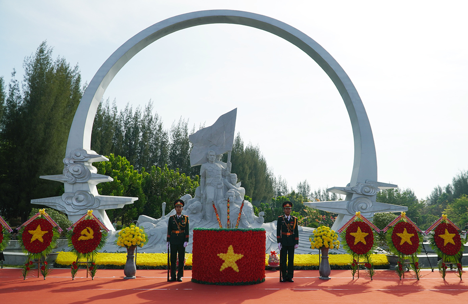 Cụm tượng đ&agrave;i "Những người nằm lại ph&iacute;a ch&acirc;n trời" với "V&ograve;ng tr&ograve;n bất tử" cao tr&ecirc;n 15,9m, h&igrave;nh tượng c&aacute;c chiến sĩ, thể hiện tinh thần hi&ecirc;n ngang, bất khuất của những người l&iacute;nh sẵn s&agrave;ng xả th&acirc;n để bảo vệ độc lập, chủ quyền của Tổ quốc được xem l&agrave; điểm nhấn của&nbsp;Khu tưởng niệm Chiến sĩ Gạc Ma.