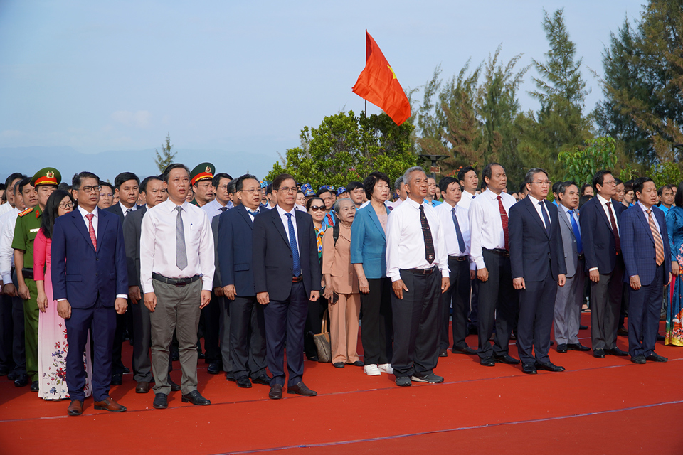 L&atilde;nh đạo tỉnh Kh&aacute;nh H&ograve;a, c&ugrave;ng c&aacute;c đo&agrave;n thể tham dự&nbsp;Lễ d&acirc;ng hương tưởng niệm nh&acirc;n kỷ niệm 36 năm trận chiến bảo vệ đảo Gạc Ma.