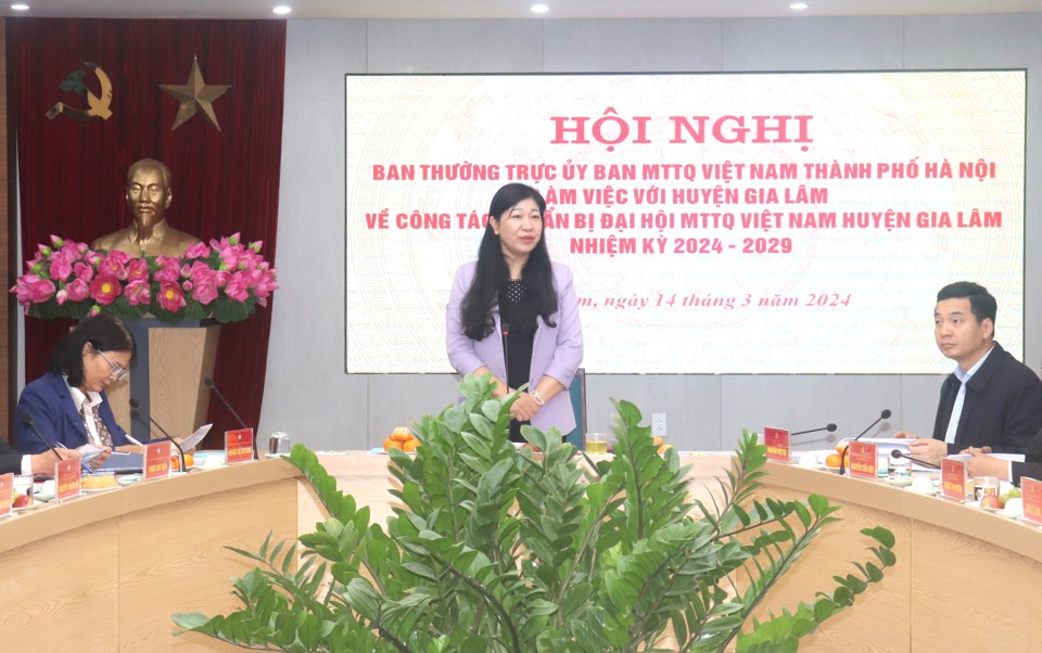 Chủ tịch Ủy ban Mặt trận Tổ quốc Việt Nam TP H&agrave; Nội Nguyễn Lan Hương ph&aacute;t biểu chỉ đạo