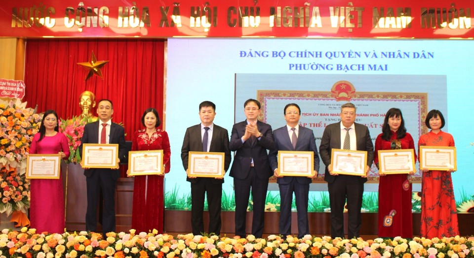 Chủ tịch UBND quận Hai B&agrave; Trưng Nguyễn Quang Trung trao&nbsp;danh hiệu Tập thể lao động xuất sắc'' cho 8 tập thể&nbsp;