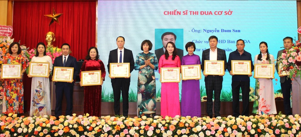 Ph&oacute; Chủ tịch UBND quận Hai B&agrave; Trưng Nguyễn Thị Thu Hiền trao danh hiệu ''Chiến sỹ thi đua cơ sở'' cho c&aacute;c c&aacute; nh&acirc;n xuất sắc