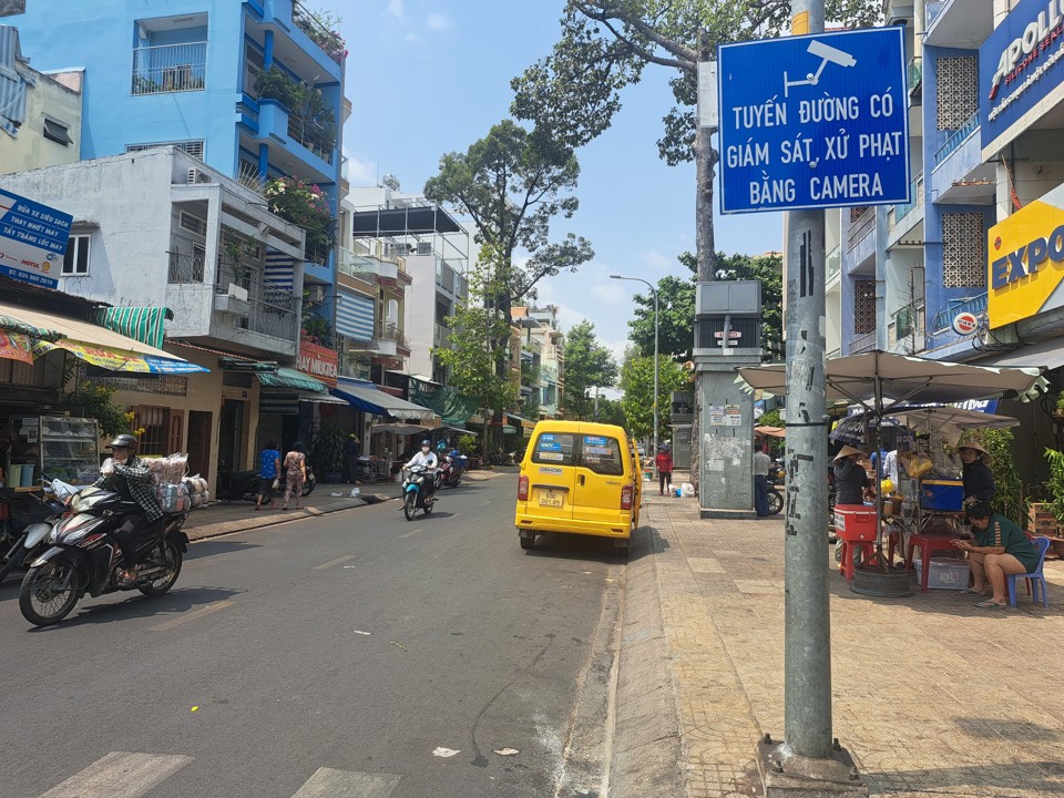 Hiện nay tr&ecirc;n c&aacute;c tuyến đường tại TP Hồ Ch&iacute; Minh c&oacute; rất nhiều hệ thống camera gi&aacute;m s&aacute;t v&agrave; xử phạt vi phạm giao th&ocirc;ng. Ảnh: T&acirc;n Tiến.