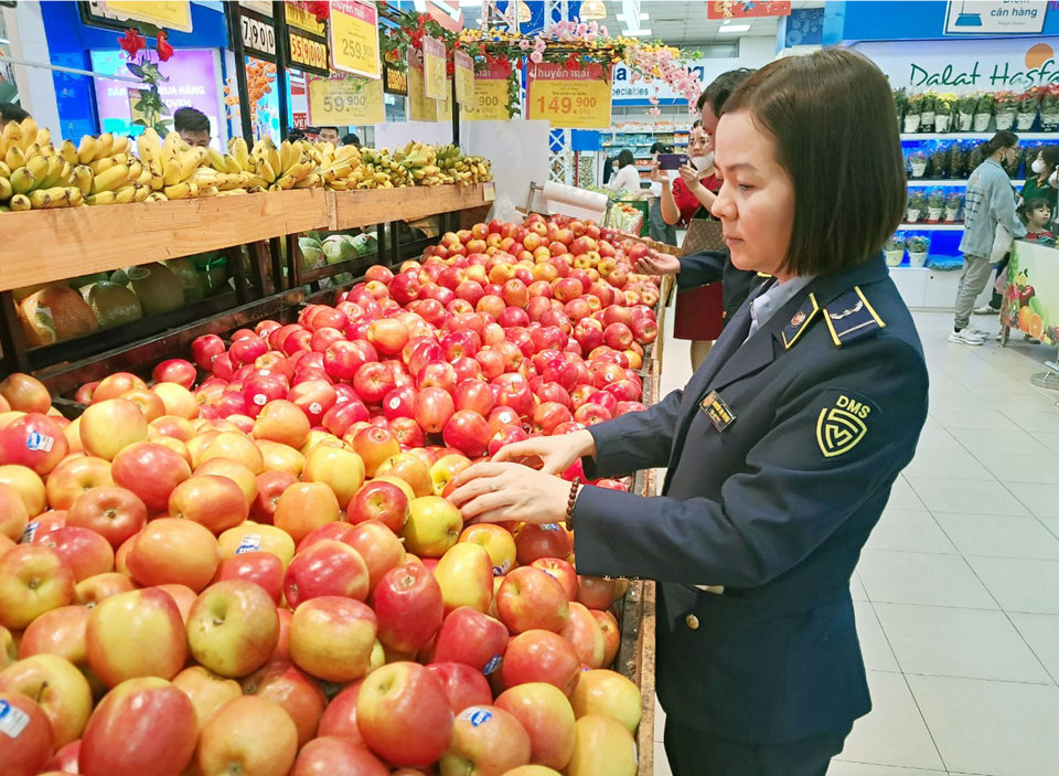 Quản l&yacute; thị trường H&agrave; Nội kiểm tra chất lượng h&agrave;ng h&oacute;a tại si&ecirc;u thị Co.op Mart H&agrave; Đ&ocirc;ng. Ảnh: Ho&agrave;i Nam