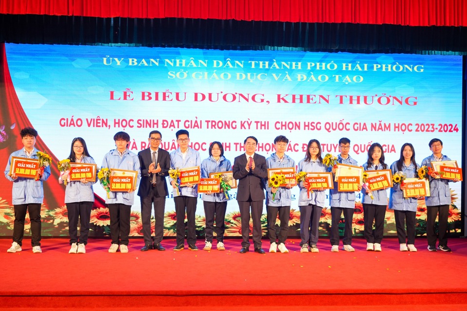 L&atilde;nh đạo th&agrave;nh phố v&agrave; l&atilde;nh đạo ng&agrave;nh Gi&aacute;o dục tặng hoa ch&uacute;c mừng&nbsp;v&agrave; khen thưởng c&aacute;c em học sinh đoạt Giải Nhất. Ảnh Đ&agrave;m Thanh