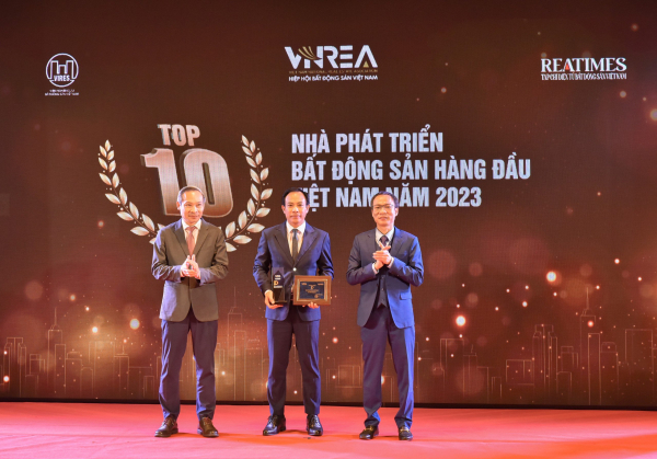 Đại diện Tập đo&agrave;n GELEXIMCO nhận phần thưởng Top 10 Nh&agrave; ph&aacute;t triển Bất động sản h&agrave;ng đầu Việt Nam năm 2023