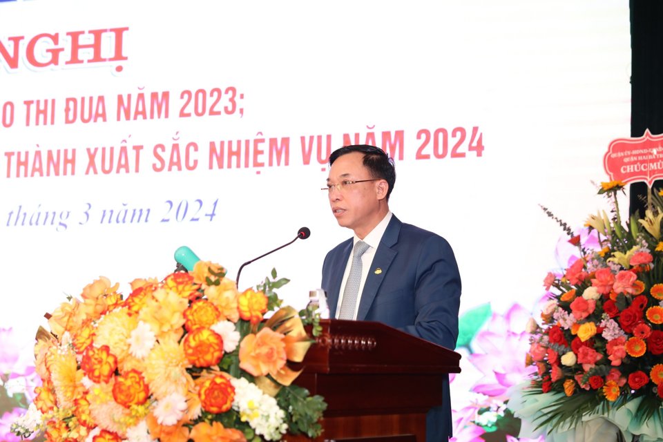 Chủ tịch UBND quận Long Bi&ecirc;n Nguyễn Mạnh H&agrave; ph&aacute;t động phong tr&agrave;o thi đua năm 2024.