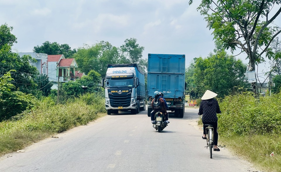 Quốc lộ 14E chật hẹp g&acirc;y kh&oacute; khăn cho c&aacute;c phương tiện tham gia giao th&ocirc;ng tr&ecirc;n tuyến.