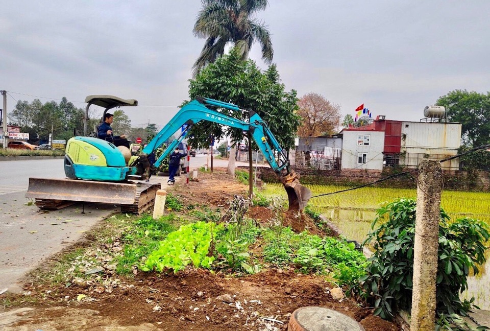 Lực lượng chức năng huyện S&oacute;c Sơn tiến h&agrave;nh giải toả vi phạm h&agrave;nh lang an to&agrave;n giao th&ocirc;ng ven tuyến Quốc lộ 2.