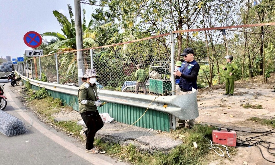 Lắp đặt h&agrave;ng r&agrave;o d&acirc;y th&eacute;p để ngăn t&aacute;i lấn chiếm, vi phạm ph&aacute;t sinh ven tuyến Quốc lộ 2.