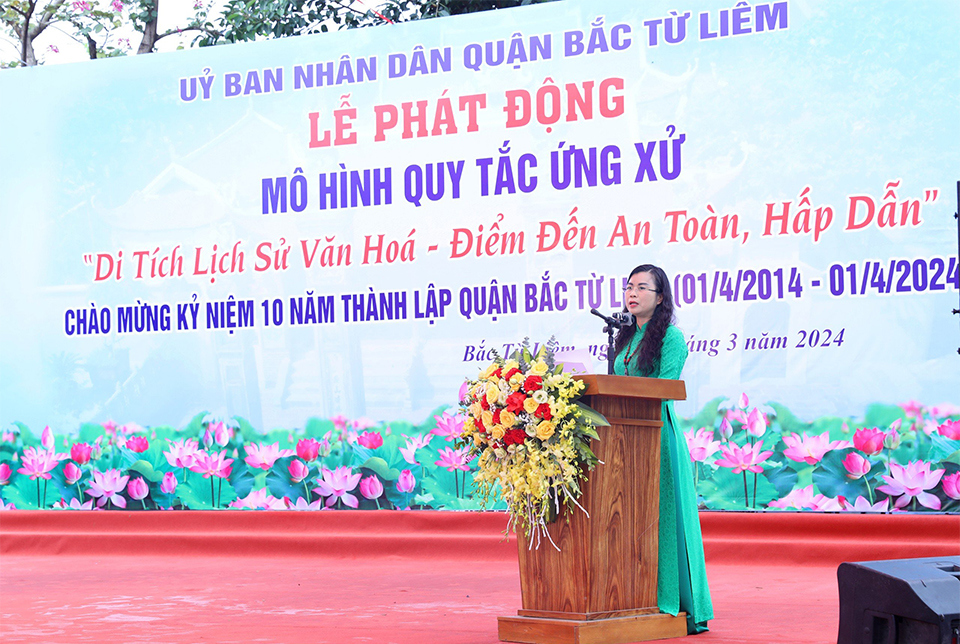 Ph&oacute; Chủ tịch UBND quận Bắc Từ Li&ecirc;m L&ecirc; Thị Thu Hương ph&aacute;t biểu tại buổi lễ.