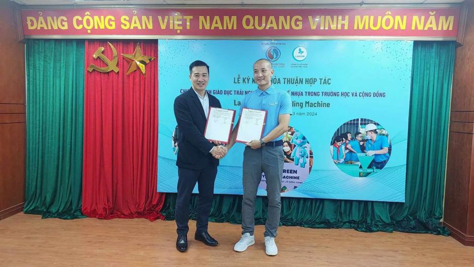 Đại diện Trung t&acirc;m Truyền th&ocirc;ng TN&amp;MT v&agrave; C&ocirc;ng ty CP Lagom Việt Nam ho&agrave;n th&agrave;nh k&yacute; kết hợp t&aacute;c .