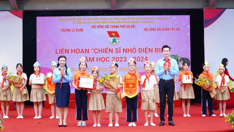 B&iacute; thư Trung ương Đo&agrave;n, Chủ tịch Hội đồng Đội Trung ương Nguyễn Phạm Duy Trang v&agrave; Chủ tịch Hội đồng Đội TP H&agrave; Nội Đ&agrave;o Đức Việt khen thưởng c&aacute;c đội vi&ecirc;n, thiếu nhi