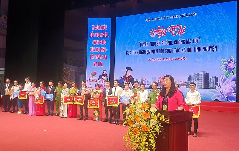 Ph&oacute; Chủ tịch UBND huyện Đ&ocirc;ng Anh Nguyễn Thị T&aacute;m ph&aacute;t biểu khai mạc hội thi.