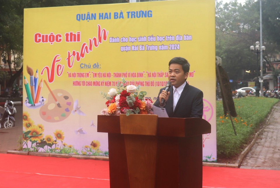 L&atilde;nh đạo Trung t&acirc;m Văn h&oacute;a - Th&ocirc;ng tin &amp; Thể thao quận Hai B&agrave; Trưng ph&aacute;t biểu khai mạc Cuộc thi