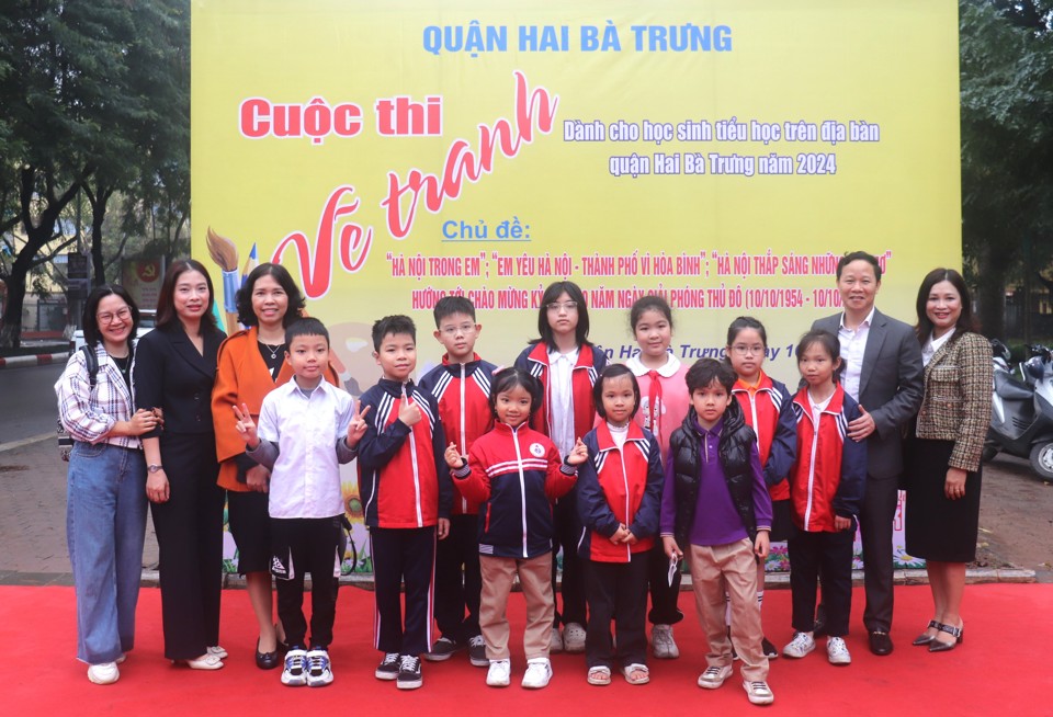 Ban Tổ chức v&agrave; c&aacute;c em học sinh tham gia ''Cuộc thi&nbsp;vẽ tranh d&agrave;nh cho học sinh Tiểu học tr&ecirc;n địa b&agrave;n quận Hai B&agrave; Trưng năm 2024''