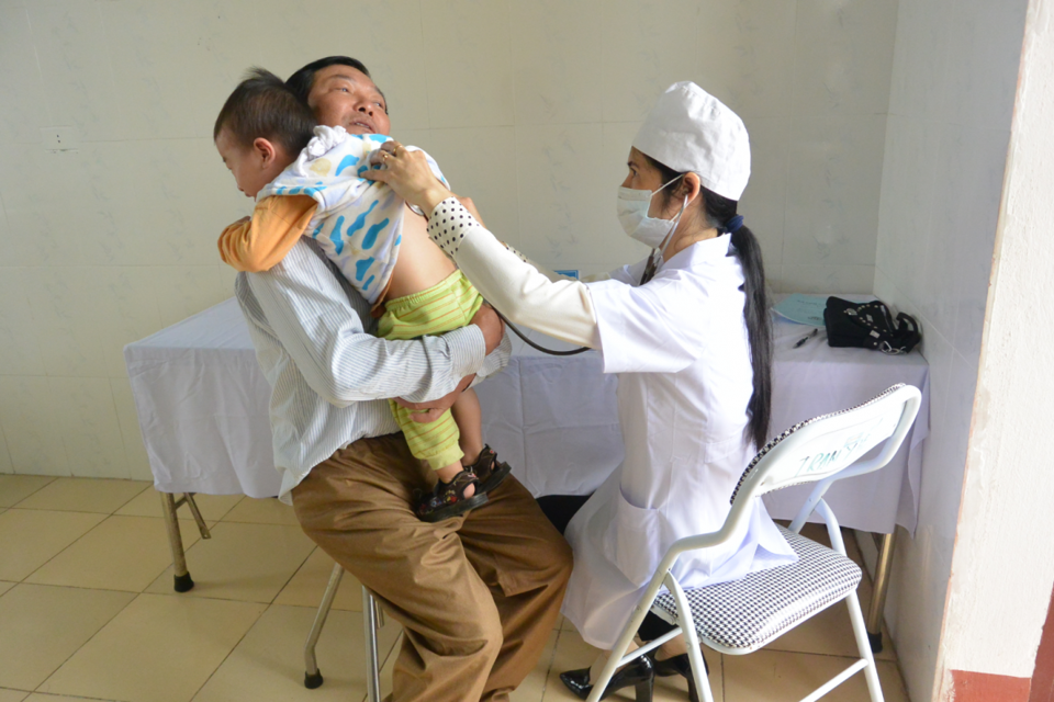 Khám sàng lọc trước tiêm chủng vaccine sởi - rubella. tại Hà Nội. Ảnh: TTYT